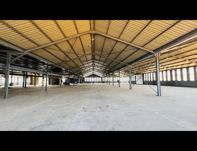3,740M² WAREHOUSE TO LET IN CHAMDOR